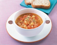 写真：えびとひよこ豆のスープ　サフラン風味