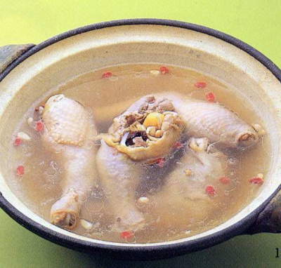 写真：サム・ゲ・タン風鶏と朝鮮人参のスープ