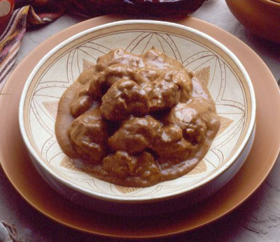 写真：鶏肉のチョコレートソース煮込み