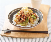 写真：ラム肉のピリ辛丼