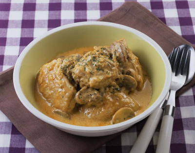 写真：鶏肉とマッシュルームのクリーム煮　カレー風味