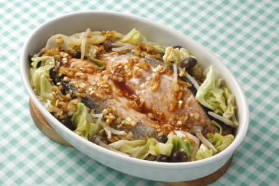 写真：鮭とキャベツのあっさりレンジ蒸し　中華風ねぎ入りしょうがドレッシング
