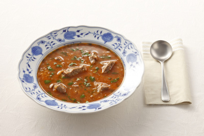 写真：グルジア風（ジョージア風）牛肉の赤いスープ