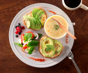 写真：朝食ワンプレート(アボカドのオープンサンド、サラダ、コーンスープ)