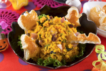 写真：かぼちゃサラダ　ハロウィーンパイ添え