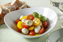 写真：トマトとモッツァレラチーズのサラダ（カプレーゼ）