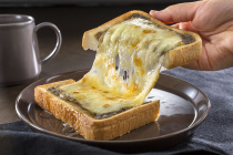 写真：禁断の黒チーズトースト
