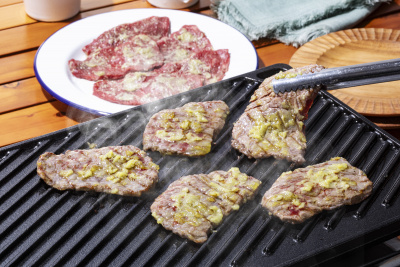 写真：牛肉のわさびまみれ焼き