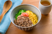 写真：電子レンジで作るしょうが風味の三色そぼろ丼