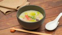 写真：具だくさん豚骨風にんにくスープ