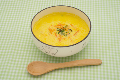 写真：にんじんの豆乳スープ＜こどもカレーパウダー使用＞