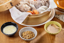 写真：豚肩ロース肉と根菜の蒸しもの