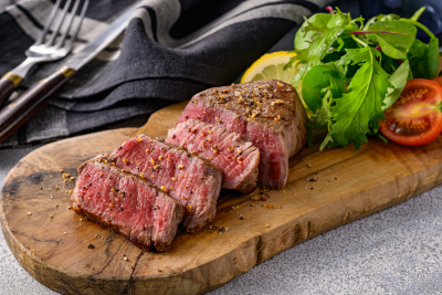 写真：ヒレ肉のガーリック＆ペパーステーキ