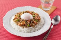 写真:温泉卵をのせたドライカレー