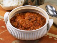 写真:スパイスで作るチキンカレー