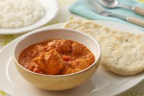 写真:スパイスをブレンドして作るバターチキンカレー