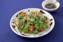 写真:バルサミコ酢で味わうルッコラと生ハムのサラダ
