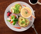 写真:朝食ワンプレート(アボカドのオープンサンド、サラダ、コーンスープ)