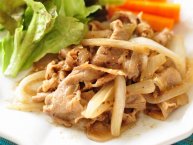 写真:シナモン風味の豚玉ねぎ炒め
